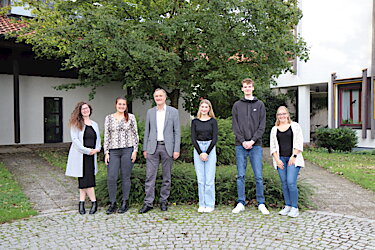 Janine Weinberger (Leiterin der Stadtbibliothek), Sandra Ameri (Ausbildungsleiterin), Zweiter Bürgermeister Dr. Manfred Sengl, Paula Bader, David Rieger und Elisabeth Heil vor dem Rathaus